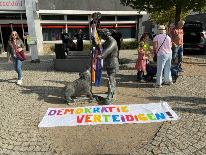 An der Sparkasse fand die Auftaktkundgebung statt. Foto: Jochen Gödde An der Sparkasse fand die Auftaktkundgebung statt. Foto: Jochen Gödde