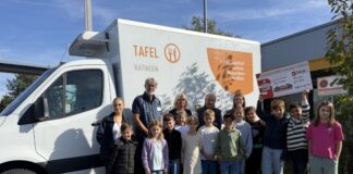 Die engagierten von der Karl-Arnold-Schule bei der Tafel. Foto: privat