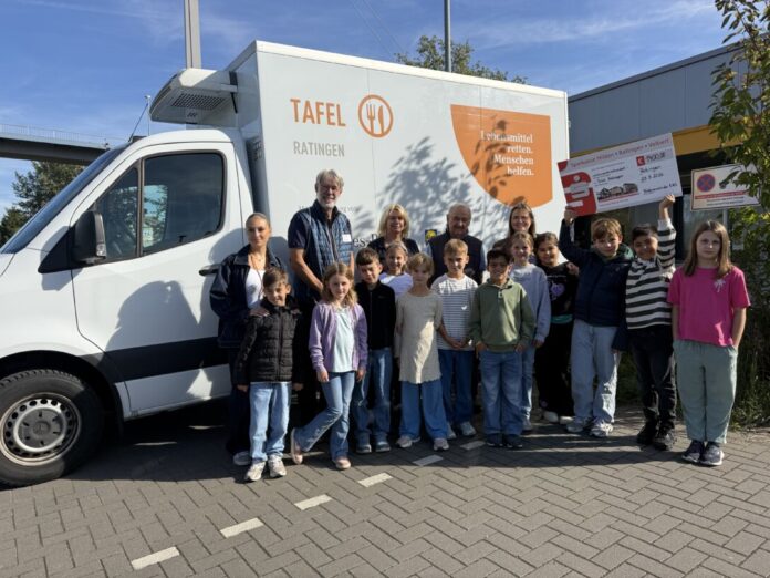 Die engagierten von der Karl-Arnold-Schule bei der Tafel. Foto: privat Die engagierten von der Karl-Arnold-Schule bei der Tafel. Foto: privat