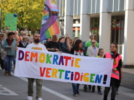 „Stabile Wülfrather“: Demo gegen die AfD und Rechtsextremismus "Demokratie verteidigen" - die Botschaft des Protestzugs war deutlich. Foto: Volkmann