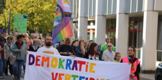 „Stabile Wülfrather“: Demo gegen die AfD und Rechtsextremismus "Demokratie verteidigen" - die Botschaft des Protestzugs war deutlich. Foto: Volkmann