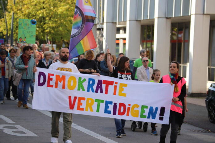 "Demokratie verteidigen" - die Botschaft des Protestzugs war deutlich. Foto: Volkmann "Demokratie verteidigen" - die Botschaft des Protestzugs war deutlich. Foto: Volkmann