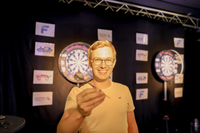 Der Wülfrather Niclas Kohlmetz hat einen Dart-Verein ins Leben gerufen und aktiviert nun mit weiteren Helferinnen und Helfern die lokale Szene des Sports. Foto: Volkmann Der Wülfrather Niclas Kohlmetz hat einen Dart-Verein ins Leben gerufen und aktiviert nun mit weiteren Helferinnen und Helfern die lokale Szene des Sports. Foto: Volkmann