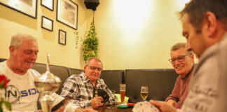 Kneipenkultur: Vier Velberter halten Skat-Tradition am Leben Lutz Küster, Gerhard Kroll, Frank Jakob und Nicolino Coluccia treffen sich einmal pro Woche zum Skat spielen. Foto: Volkmann