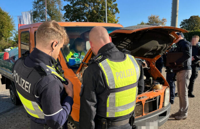 Insgesamt wurden rund 100 Fahrzeuge kontrolliert. Insgesamt wurden rund 100 Fahrzeuge kontrolliert. Foto: Polizei