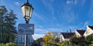 Neuer Anstrich für Masten der Straßenbeleuchtung