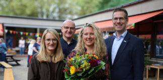 Familienzentrum Millrath-West feiert 50-jähriges Bestehen weitere Gäste gratulierten Iris Kleiß, Leiterin des Familienzentrums Millrath-West (2. v. r.) und ihrem Team zum Jubiläum. Foto: Stadt Erkrath