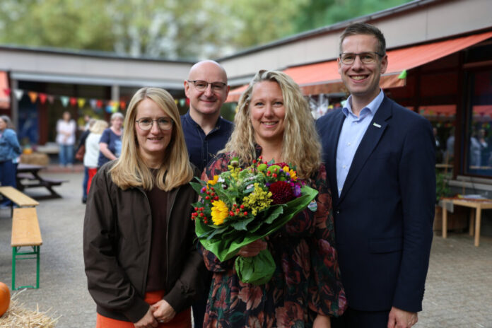 Millrath-West feiert 50jähriges Bestehen weitere Gäste gratulierten Iris Kleiß, Leiterin des Familienzentrums Millrath-West (2. v. r.) und ihrem Team zum Jubiläum. Foto: Stadt Erkrath