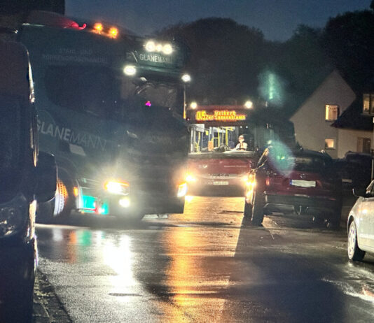Platzangst im Planetenviertel: Busse stecken in schmalen Straßen