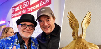 Punk verbindet: Ausstellung im Ratinger Hof Jürgen Weber - hier mit dem Die-Toten-Hosen-Sänger Campino - baute das Modell des legendären Ratinger Hofs für das neue Düsseldorfer Punkmuseum und gestaltete die Statuette für einen geplanten Preis der Stiftung Haus Oberschlesien. Foto: Silesia pro Europa/Stiftung Haus Oberschlesien