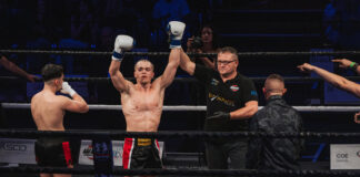 Wülfrather Karate-Kinder trainieren bei kampferprobtem Lehrer Der Grevenbroicher Julius Raguse (M.) feiert seinen Sieg bei der 23. Fight Night in Nürtingen. Nach drei spannenden Runden im K1-Kampf gegen Diego Kromer entschieden zwei der drei Punktrichter zu seinen Gunsten. Foto: Antonio Chiok