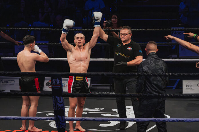 Raguse Ring Der Grevenbroicher Julius Raguse (M.) feiert seinen Sieg bei der 23. Fight Night in Nürtingen. Nach drei spannenden Runden im K1-Kampf gegen Diego Kromer entschieden zwei der drei Punktrichter zu seinen Gunsten. Foto: Antonio Chiok
