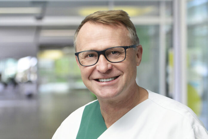 Riess-Peter Chefarzt Dr. med. Peter Riess informiert über Arthrose. Foto: Foto: Helios/Michael Mutzberg