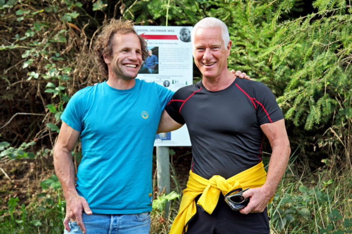 Roger Schäli mit Uli Auffermann auf dem Heckmair-Wanderweg in der Elfringhauser Schweiz
