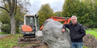 „Kalle Koralle“ kehrt nach Mettmann zurück "Kalle Koralle" wird mit einem Autokran auf die Wiese neben der Goldberger Mühle gesetzt. Foto: Kreisstadt Mettmann
