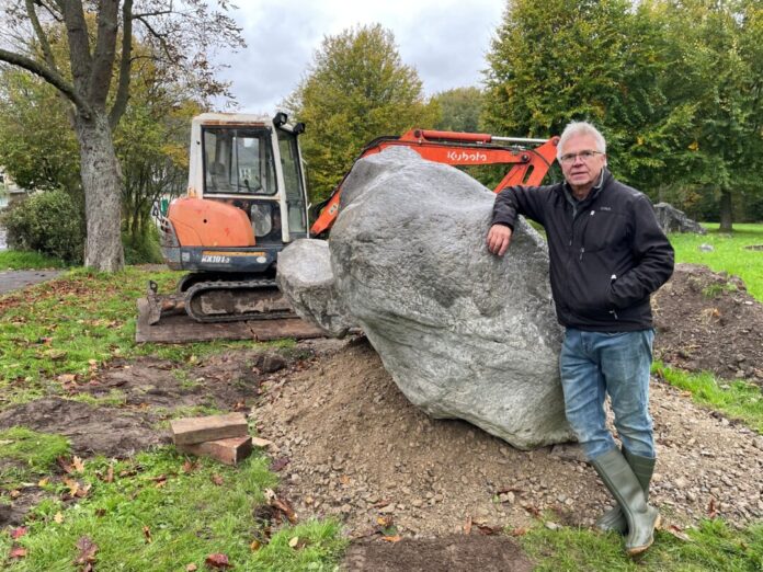 Rüdiger Heidenreich mit Kalle Koralle "Kalle Koralle" wird mit einem Autokran auf die Wiese neben der Goldberger Mühle gesetzt. Foto: Kreisstadt Mettmann