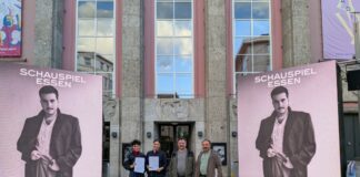 Essen: Wunsch nach Fortsetzung von Schauspielprojekt Stadt-Dramaturgin Katharina Rösch und Schauspiel-Intendantin Selen Kara mit den Unterschriftenlisten, Yasar Güzel vom RAA-Verein NRW e.V. und Tuncer Kalayci, 1. Vorsitzenden des Vorstands des RAA-Vereins