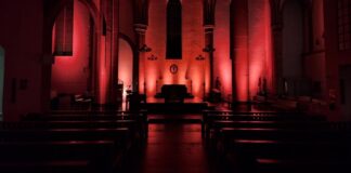Eine Kirche in Blutrot: St. Joseph am „Red Wednesday“