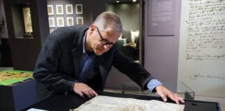 Archivalien und Urkunden im Museum Ratingen Sebastian Barteleit mit der Stadterhebungsurkunde von 1276. Foto: A. Blazy