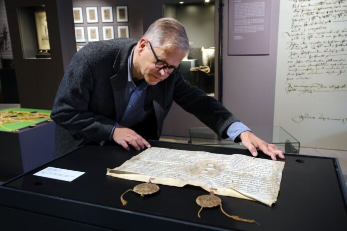 Stadterhebungsurkunde mit Hr. Barteleit_1 Sebastian Barteleit mit der Stadterhebungsurkunde von 1276. Foto: A. Blazy