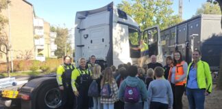 Kreis Mettmann: Kinder für Gefahren im Verkehr sensibilisieren Bei der "Toter Winkel"-Aktion an der Armin-Maiwald-Schule in Monheim am Rhein wurde den Kindern eindrücklich gezeigt, in welchen Bereichen sie ein Lkw-Fahrer nur schwer sehen kann. Foto: Polizei
