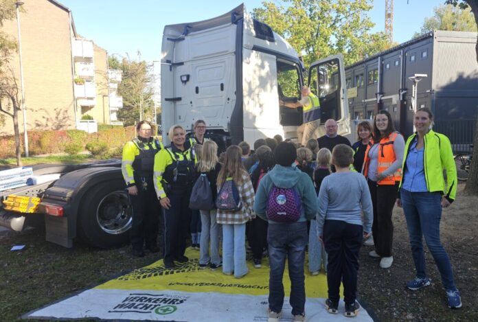 ToterWinkel_ArminMaiwald Bei der "Toter Winkel"-Aktion an der Armin-Maiwald-Schule in Monheim am Rhein wurde den Kindern eindrücklich gezeigt, in welchen Bereichen sie ein Lkw-Fahrer nur schwer sehen kann. Foto: Polizei