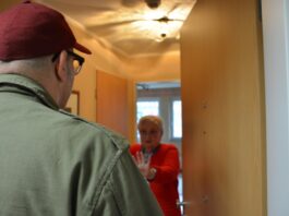 Aufpassen: Betrüger in Velbert unterwegs Die Polizei warnt: "Lassen Sie keine Fremden in Ihre Wohnung oder Ihr Haus - egal unter welchem Vorwand. Mitarbeitende der Stadtwerke oder von Telefon- oder Internetanbietern sowie Handwerkerinnen und Handwerker kündigen sich in der Regel vor ihrem Besuch an und stehen nicht einfach vor Ihrer Tür." Foto: Symbolbild/Polizei