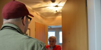 Aufpassen: Betrüger in Velbert unterwegs Die Polizei warnt: "Lassen Sie keine Fremden in Ihre Wohnung oder Ihr Haus - egal unter welchem Vorwand. Mitarbeitende der Stadtwerke oder von Telefon- oder Internetanbietern sowie Handwerkerinnen und Handwerker kündigen sich in der Regel vor ihrem Besuch an und stehen nicht einfach vor Ihrer Tür." Foto: Symbolbild/Polizei