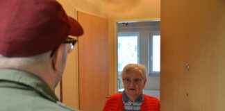 Angeblich von Telekommunikationsunternehmen: Mann trickst Ratingerin aus Betrüger versuchen, vor allem bei älteren Menschen Beute zu machen. Foto: Polizei Mettmann/Symbolbild