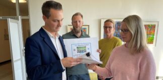 Bürgerinitiative sammelt gegen Bebauung der Kirchendelle übergeben Bürgermeister André Bär die Unterschriftenlisten. Foto: Kreisstadt Mettmann