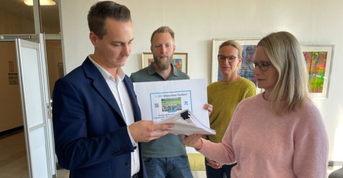 Übergabe von Unterschiftenlisten (2) übergeben Bürgermeister André Bär die Unterschriftenlisten. Foto: Kreisstadt Mettmann
