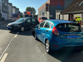 Velbert: Zwei Verletzte bei Unfall in Tönisheide Bei einem Verkehrsunfall in Velbert wurden zwei Menschen verletzt. Foto: Polizei