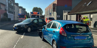 Velbert: Zwei Verletzte bei Unfall in Tönisheide Bei einem Verkehrsunfall in Velbert wurden zwei Menschen verletzt. Foto: Polizei
