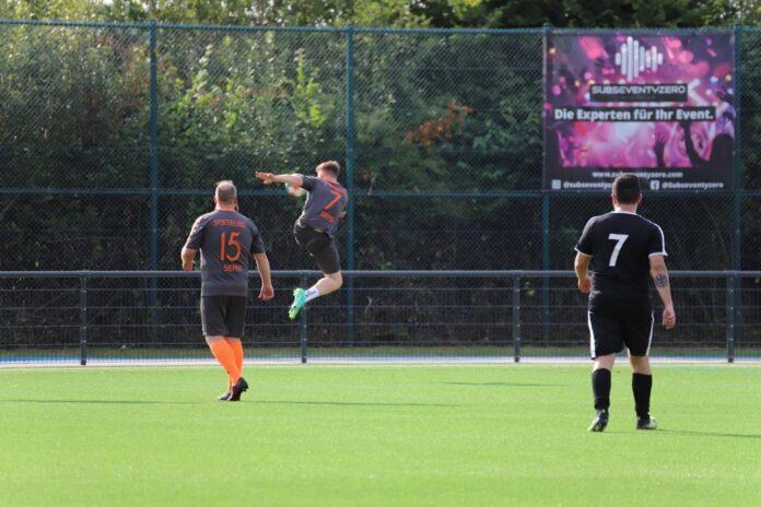 Verbindliche Regeln sollen das Fairplay auf Velberts Sportplätze sichern. Archivfoto: Volkmann Verbindliche Regeln sollen das Fairplay auf Velberts Sportplätze sichern. Archivfoto: Volkmann