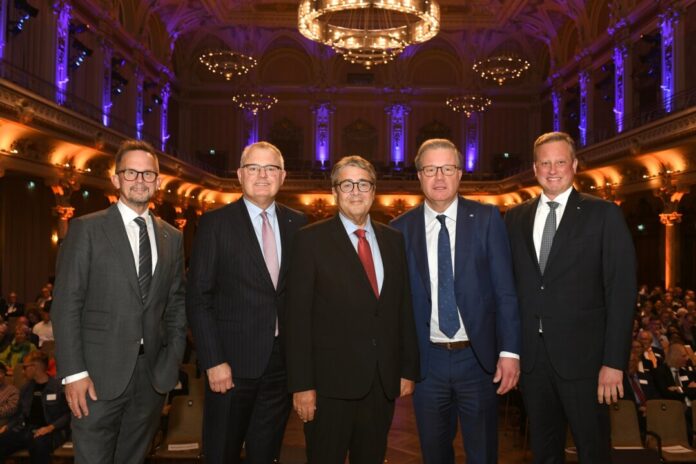 Volksbank im Bergischen Land eG | Hauptverwaltung:Tenter Weg 1-3 Vizekanzler a.D. Sigmar Gabriel (M.) war der Redner beim Volksbank-Symposium. Die Vorstände, Christian Fried, Andreas Otto (v.l.) und Henning Wichart (r.) sowie Aufsichtsratsvorsitzender Thomas Schäfer (2. v. r.) begrüßten ihn in der Historischen Stadthalle. Foto: Volksbank/Bettina Osswald
