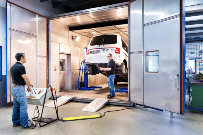 Versuchseinrichtungen bei Witte Automotive in Velbert. In der befahrbaren Klimakammer lassen sich Witte-Schließsysteme direkt im Fahrzeug unter extremen Bedingungen auf ihre Funktionsfähigkeit prüfen – bei Temperaturen von minus 40 bis plus 80 Grad Celsius, einer Luftfeuchtigkeit von bis zu 95 Prozent und unterschiedlichen Fahrzeugneigungen. Foto: Witte Automotive
