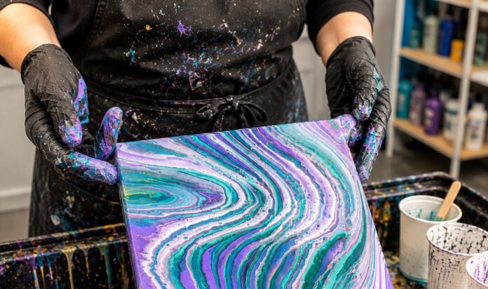 Mit verschiedenen Techniken zaubern die Teilnehmer bunte Kunstwerke. Foto: privat Mit verschiedenen Techniken zaubern die Teilnehmer bunte Kunstwerke. Foto: privat