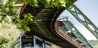 Wuppertals Schwebebahn bleibt zuverlässig Die Schwebebahn ist in Wuppertal unterwegs. Foto: WSW/Frank Gleitsmann