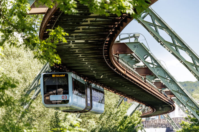 WSW-Schwebebahn05@FrankGleitsmann Die Schwebebahn ist in Wuppertal unterwegs. Foto: WSW/Frank Gleitsmann