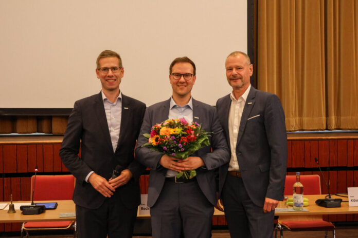 Wahl Stadtkämmerer 2026 Schultz (l.) und Amtsvorgänger Thorsten Schmitz (r.) gratulierten zur einstimmigen Wahl. Foto: Stadt Erkrath