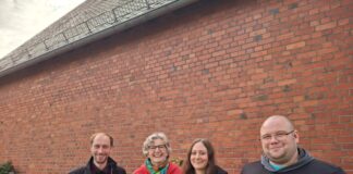 Mettmann: Aus Sozialstunden-Pflicht wird Ehrenamt Simon Wilde (Tafel), Silvia Böhm (Vorsitzende Neue Wege e.V.), Jacqueline Melchert (JuHiS Stadt Mettmann und Nico Reitz (Tafel). Foto: Verein Neue Wege