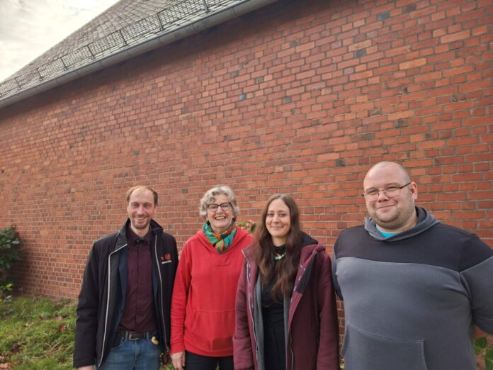 Zufrieden Simon Wilde (Tafel), Silvia Böhm (Vorsitzende Neue Wege e.V.), Jacqueline Melchert (JuHiS Stadt Mettmann und Nico Reitz (Tafel). Foto: Verein Neue Wege