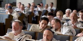 «Doitscha» erzählt von deutschen Juden nach dem 7. Oktober Szene in Synagoge aus dem Film «Doitscha - Alles geht vorüber» mit Yahli Yogev (links) und Samuel Finzi. (Handout-Foto)