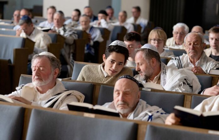 TV-Ausblick ARD - «Doitscha: Alles geht vorüber» Szene in Synagoge aus dem Film «Doitscha - Alles geht vorüber» mit Yahli Yogev (links) und Samuel Finzi. (Handout-Foto)