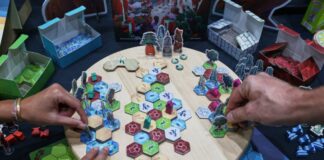 Würfel und Karten gegen bröckelnden sozialen Zusammenhalt Gemeinsames analoges Spielen ist gefragt.