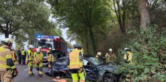 Drei Schwerverletzte nach Frontalzusammenstoß Nach Polizeiangaben hatte ein 23 Jahre alter Autofahrer die Kontrolle über seine Wagen verloren.
