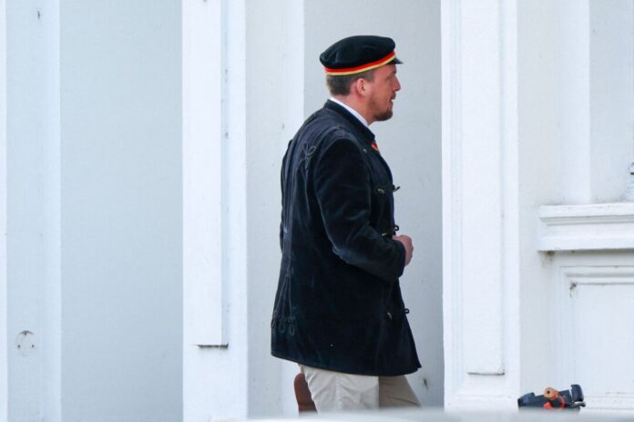 Mensur in Düsseldorf: AfD-Politiker tragen Fechtkampf aus Der Kölner AfD-Funktionär Matthias Büschges betritt ein Verbindungshaus, in dem die Mensur stattfinden sollte.