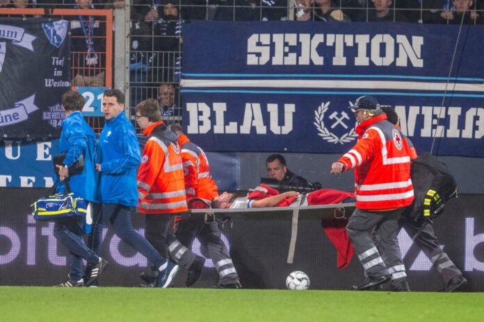 VfL Bochum - FSV Mainz 05 Bochum Maximilian Wittek musste nach einem Zusammenstoß vom Platz getragen werden.