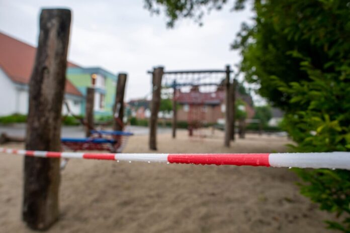 Schulen und Kitas im Kreis Gütersloh bleiben geschlossen Schulhöfe sollen nach dem Willen der Landesbeauftragten auch nach Schulschluss für Kinder und Jugendliche offen bleiben. (Symbolbild)