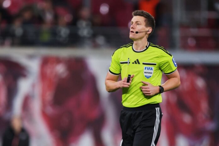 Daniel Siebert Daniel Siebert musste die Spielleitung in Hoffenheim verletzt abbrechen. (Archivbild)